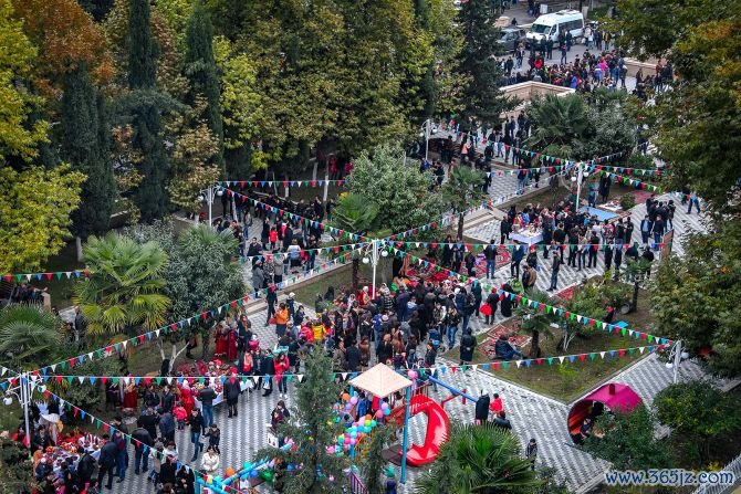 The festival attracts thousands of visitors, who can take part in a wide range of activities, from juicing competitions to eating pomegranate-flavored everything. 